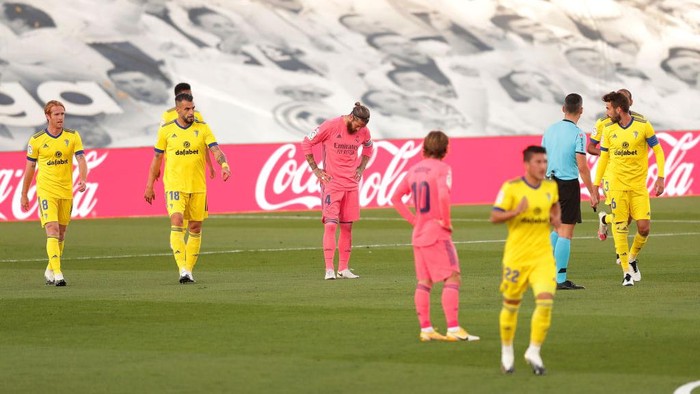 MADRID, SPAIN - OCTOBER 17: Sergio Ramos of Real Madrid looks dejected during the La Liga Santader match between Real Madrid and Cadiz CF at Estadio Santiago Bernabeu on October 17, 2020 in Madrid, Spain. (Photo by Gonzalo Arroyo Moreno/Getty Images)