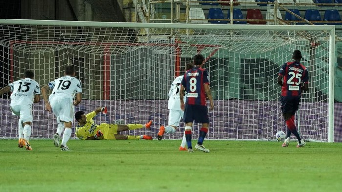 CROTONE, ITALY - OCTOBER 17: Simeon Touchukwu Nwanko of FC Crotone scores his teams first goal (penalty) during the Serie A match between FC Crotone and Juventus at Stadio Comunale Ezio Scida on October 17, 2020 in Crotone, Italy. (Photo by Getty Images/Getty Images)