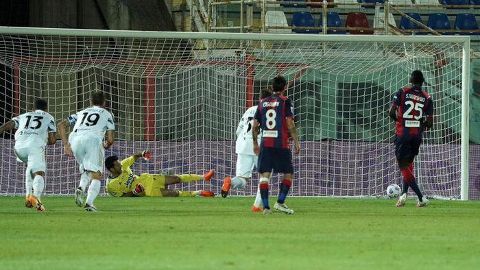 1280789095 CROTONE, ITALY - OCTOBER 17: Simeon Touchukwu Nwanko of FC Crotone scores his teams first goal (penalty) during the Serie A match between FC Crotone and Juventus at Stadio Comunale Ezio Scida on October 17, 2020 in Crotone, Italy. (Photo by Getty Images/Getty Images)