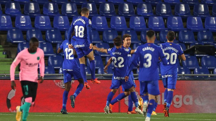 GETAFE, SPAIN - OCTOBER 17: Jaime Mata of Getafe celebrates with his team mates after scoring his teams first goal during the La Liga Santader match between Getafe CF and FC Barcelona at Coliseum Alfonso Perez on October 17, 2020 in Getafe, Spain. (Photo by Angel Martinez/Getty Images)