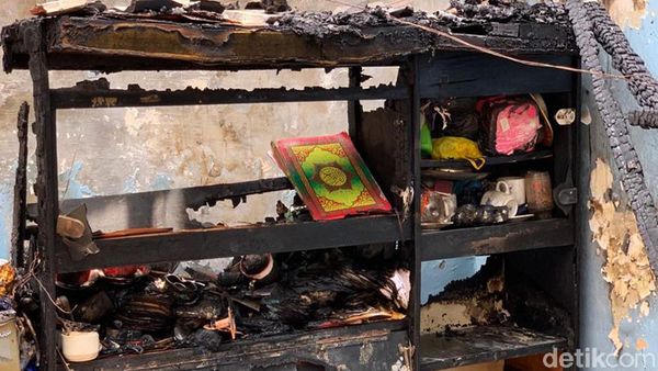 Al-Quran dan Buku Yasin Ini Utuh dalam Rumah yang Ludes Terbakar