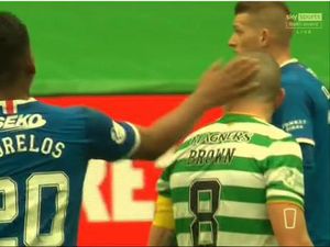 Pesepakbola Ini Keplak Kepala Lawan Saat Derby, Luput dari Kartu