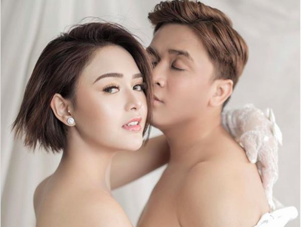 Jangan Iri! Gaya Pacaran Seleb Ini Mesra Banget