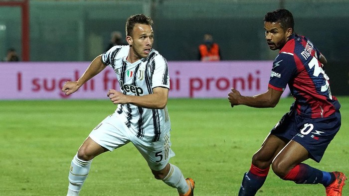 CROTONE, ITALY - OCTOBER 17: Arthur of Juventus competes for the ball with Junior Messias of FC Crotone during the Serie A match between FC Crotone and Juventus at Stadio Comunale Ezio Scida on October 17, 2020 in Crotone, Italy. (Photo by Getty Images/Getty Images)
