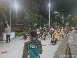 Ratusan Warga Malam Mingguan di Taman Bungkul Jalani Rapid Test, 4 Reaktif