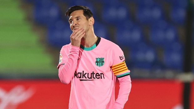 GETAFE, SPAIN - OCTOBER 17: Lionel Messi of Barcelona reacts to Getafe CF scoring their first goal during the La Liga Santader match between Getafe CF and FC Barcelona at Coliseum Alfonso Perez on October 17, 2020 in Getafe, Spain. (Photo by Angel Martinez/Getty Images)