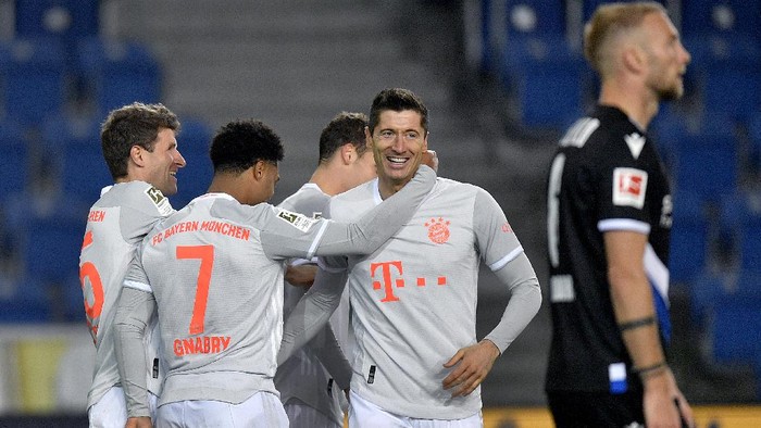 From left, Bayerns scorer Thomas Mueller, Serge Gnabry, Benjamin Pavard and Robert Lewandowski celebrate their sides fourth goal during the German Bundesliga soccer match between Arminia Bielefeld and FC Bayern Munich in Bielefeld, Germany, Saturday, Oct. 17, 2020. (AP Photo/Martin Meissner)
