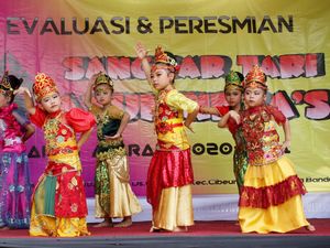 Bosan Sekolah Daring? Yuk Ikutan Belajar Tari Jaipong di Bandung
