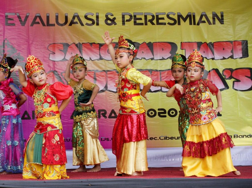 Bosan Sekolah Daring? Yuk Ikutan Belajar Tari Jaipong di Bandung Bosan Sekolah Daring? Yuk Ikutan Belajar Tari Jaipong di Bandung