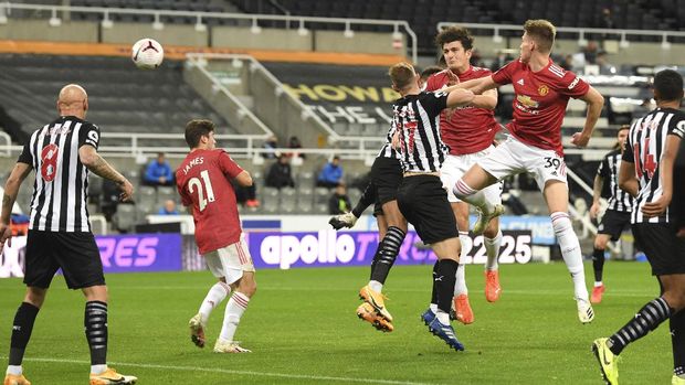 Manchester United's Harry Maguire scores their first goal during the English Premier League soccer match between Newcastle United and Manchester United at St. James' Park in Newcastle, England, Saturday, Oct. 17, 2020. (Stu Forster/Pool via AP)