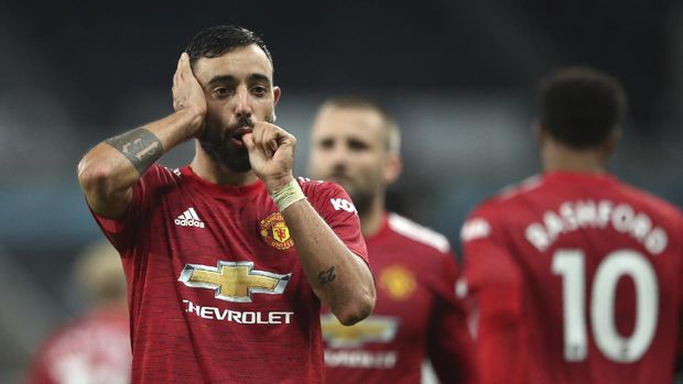Manchester United's Bruno Fernandes celebrates after scoring the 2-1 lead during the English Premier League soccer match between Newcastle United and Manchester United at St. James' Park in Newcastle, England, Saturday, Oct. 17, 2020. (Alex Pantling/Pool via AP)