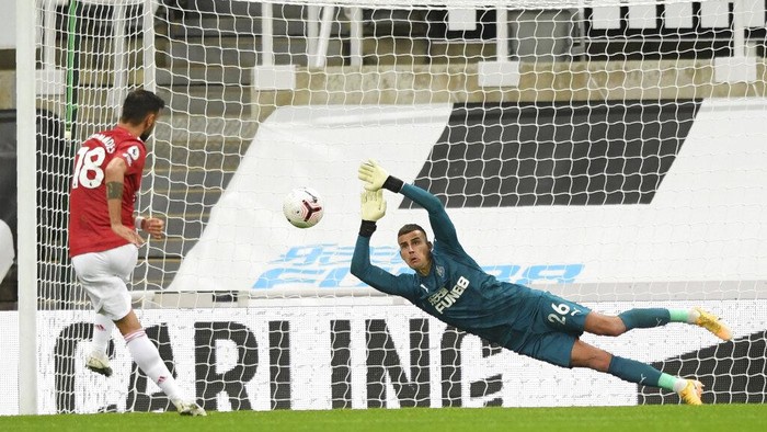 Newcastle United goalkeeper Karl Darlow saves Manchester Uniteds Bruno Fernandes penalty during the English Premier League soccer match between Newcastle United and Manchester United at St. James Park in Newcastle, England, Saturday, Oct. 17, 2020. (Stu Forster/Pool via AP)