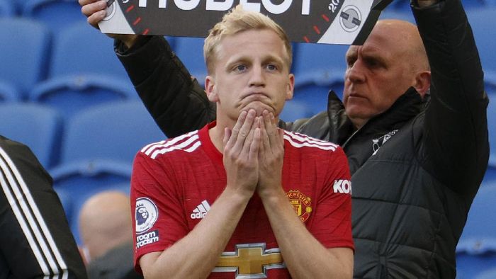 Donny Van De Beek BRIGHTON, ENGLAND - SEPTEMBER 26: Donny Van De Beek of Manchester United walks onto the pitch during the Premier League match between Brighton & Hove Albion and Manchester United at American Express Community Stadium on September 26, 2020 in Brighton, England. Sporting stadiums around the UK remain under strict restrictions due to the Coronavirus Pandemic as Government social distancing laws prohibit fans inside venues resulting in games being played behind closed doors. (Photo by John Sibley - Pool/Getty Images)