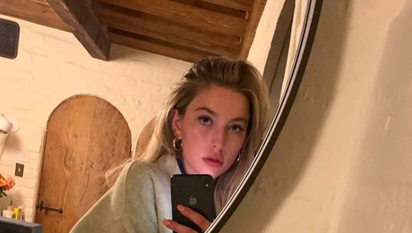 Putri Cantik Steve Jobs Sering Pamer iPhone