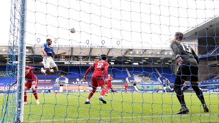 LIVERPOOL, ENGLAND - OCTOBER 17: Dominic Calvert-Lewin of Everton scores his sides second goal during the Premier League match between Everton and Liverpool at Goodison Park on October 17, 2020 in Liverpool, England. Sporting stadiums around the UK remain under strict restrictions due to the Coronavirus Pandemic as Government social distancing laws prohibit fans inside venues resulting in games being played behind closed doors. (Photo by Laurence Griffiths/Getty Images)