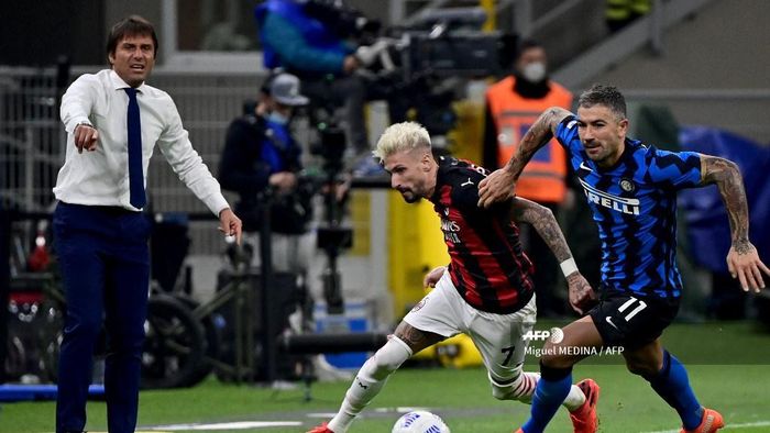 FBL-ITA-SERIEA-INTER-MILAN Inter Milans Serbian defender Aleksandar Kolarov (R) fights for the ball with AC Milans Spanish forward Samuel Castillejo during the Italian Serie A football match between Inter Milan and AC Milan at the San Siro stadium in Milan on October 17, 2020. (Photo by Miguel MEDINA / AFP)