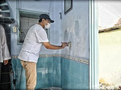 Blusukan Akhir Pekan, Gus Ipul-Mas Adi Gabung Warga Ngecat Musala