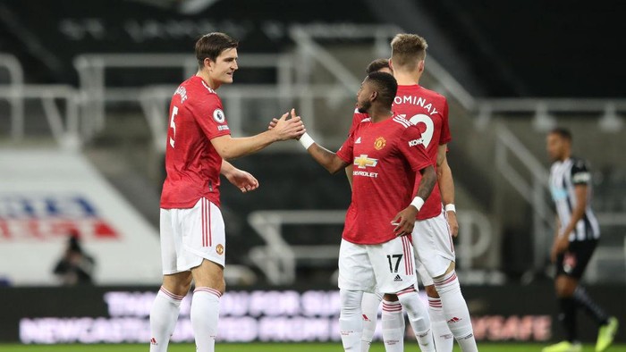 NEWCASTLE UPON TYNE, ENGLAND - OCTOBER 17: Harry Maguire of Manchester United and Fred prepare for kick off prior to the Premier League match between Newcastle United and Manchester United at St. James Park on October 17, 2020 in Newcastle upon Tyne, England. Sporting stadiums around the UK remain under strict restrictions due to the Coronavirus Pandemic as Government social distancing laws prohibit fans inside venues resulting in games being played behind closed doors. (Photo by Alex Pantling/Getty Images)