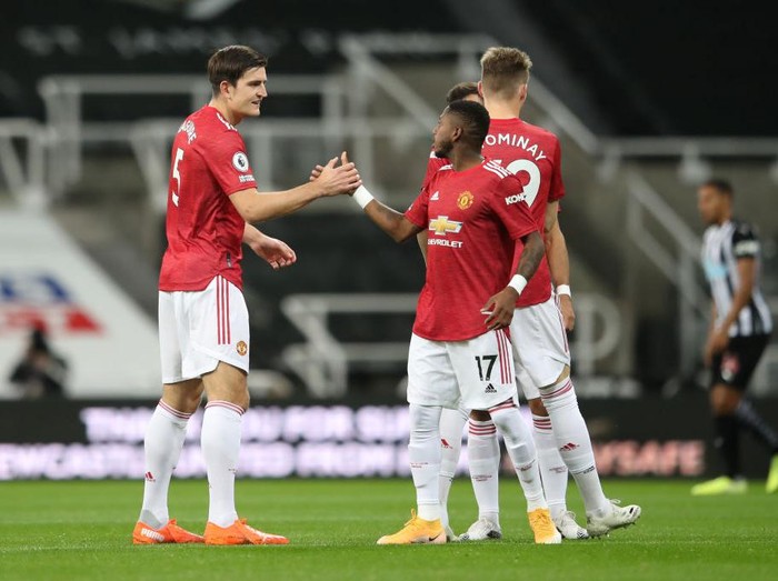 NEWCASTLE UPON TYNE, ENGLAND - OCTOBER 17: Harry Maguire of Manchester United and Fred prepare for kick off prior to the Premier League match between Newcastle United and Manchester United at St. James Park on October 17, 2020 in Newcastle upon Tyne, England. Sporting stadiums around the UK remain under strict restrictions due to the Coronavirus Pandemic as Government social distancing laws prohibit fans inside venues resulting in games being played behind closed doors. (Photo by Alex Pantling/Getty Images)