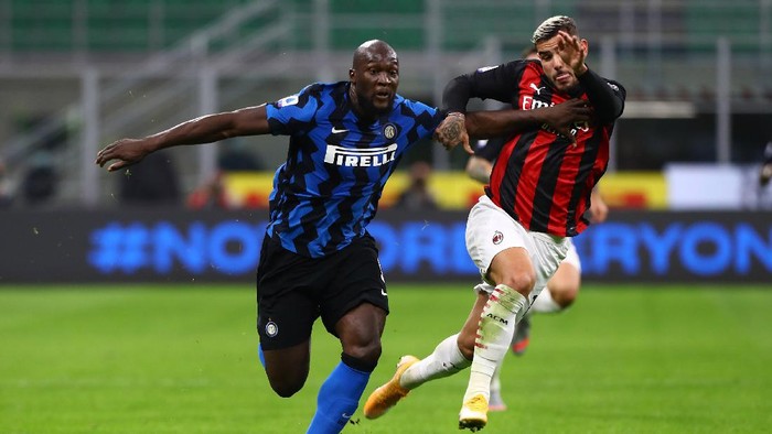 MILAN, ITALY - OCTOBER 17:  Romelu Lukaku of Internazionale competes for the ball with Theo Hernandez of AC Milan during the Serie A match between FC Internazionale and AC Milan at Stadio Giuseppe Meazza on October 17, 2020 in Milan, Italy.  (Photo by Marco Luzzani/Getty Images)