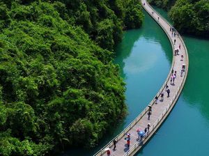 Intip Indahnya Jalan Terapung di China Diapit Lembah