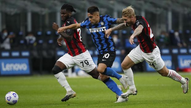 Inter Milan's Lautaro Martinez is cought in between AC Milan's Franck Kessie, left, and AC Milan's Simon Kjaer, during the Serie A soccer match between Inter Milan and AC Milan at the San Siro Stadium, in Milan, Italy, Saturday, Oct. 17, 2020. (AP Photo/Antonio Calanni)