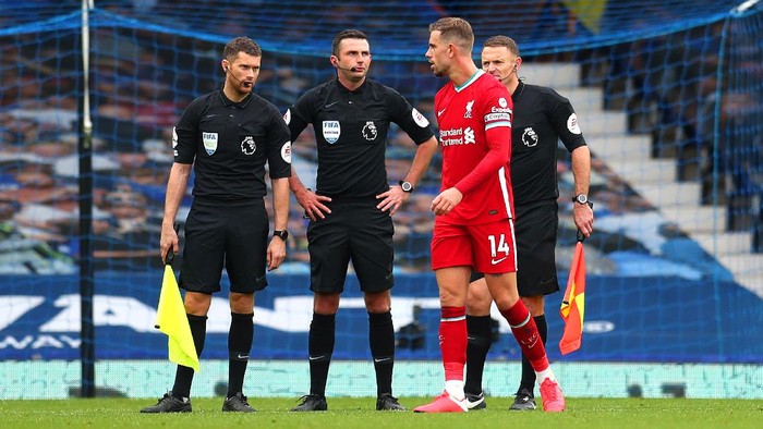 LIVERPOOL, ENGLAND - OCTOBER 17: Jordan Henderson of Liverpool speaks with Match Officials following the Premier League match between Everton and Liverpool at Goodison Park on October 17, 2020 in Liverpool, England. Sporting stadiums around the UK remain under strict restrictions due to the Coronavirus Pandemic as Government social distancing laws prohibit fans inside venues resulting in games being played behind closed doors. (Photo by Catherine Ivill/Getty Images)