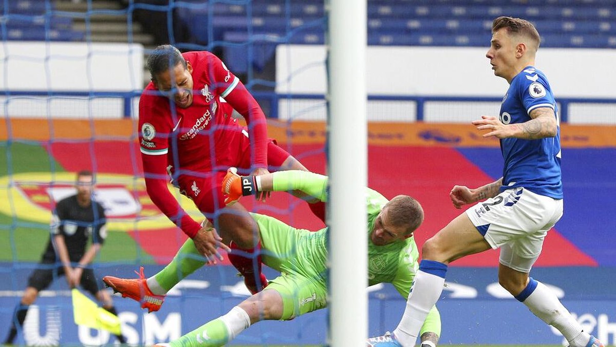 Jordan Pickford harusnya dikartumerah usai tekel Virgil van Dijk (AP/Peter Byrne)