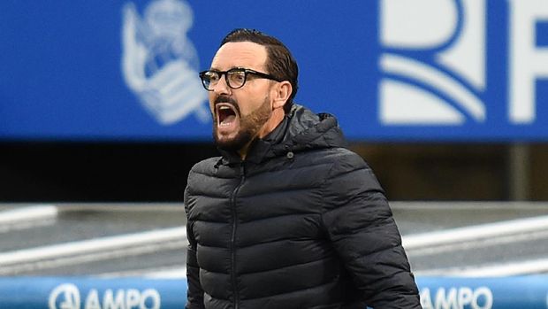 SAN SEBASTIAN, SPAIN - OCTOBER 03: Jose Bordalas, Head Coach of Getafe CF gives his team instructions during the La Liga Santader match between Real Sociedad and Getafe CF at Estadio Anoeta on October 03, 2020 in San Sebastian, Spain. Football Stadiums around Europe remain empty due to the Coronavirus Pandemic as Government social distancing laws prohibit fans inside venues resulting in fixtures being played behind closed doors. (Photo by Juan Manuel Serrano Arce/Getty Images)
