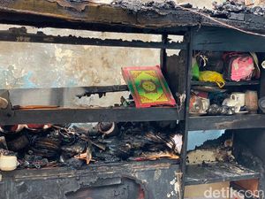 Ketika Warga Surabaya Temukan Al-Quran Utuh di Rumah yang Ludes Terbakar Ketika Warga Surabaya Temukan Al-Quran Utuh di Rumah yang Ludes Terbakar