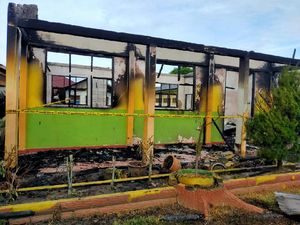 Kebakaran Landa SMPN I Rambah Rohul Riau, 13 Ruangan Ludes