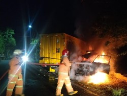 Truk dan Pikap Tabrakan hingga Terbakar di Bojonegoro, 5 Orang Terluka