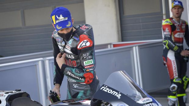 Fabio Quartararo melihat sepeda motor Cal Crutchlow usai kualifikasi MotoGP Aragon 2020.