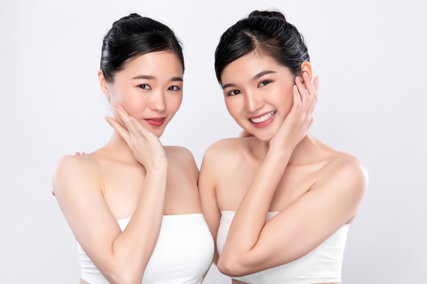 Sifat anti inflamasi yang dimiliki bunga mawar mampu meredakan peradangan dan iritasi sehingga bisa menenangkan kulit berjerawat.