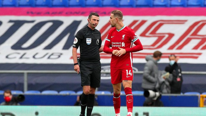 LIVERPOOL, ENGLAND - OCTOBER 17: Referee, Michael Oliver talks to Jordan Henderson of Liverpool during the Premier League match between Everton and Liverpool at Goodison Park on October 17, 2020 in Liverpool, England. Sporting stadiums around the UK remain under strict restrictions due to the Coronavirus Pandemic as Government social distancing laws prohibit fans inside venues resulting in games being played behind closed doors. (Photo by Peter Byrne - Pool/Getty Images)