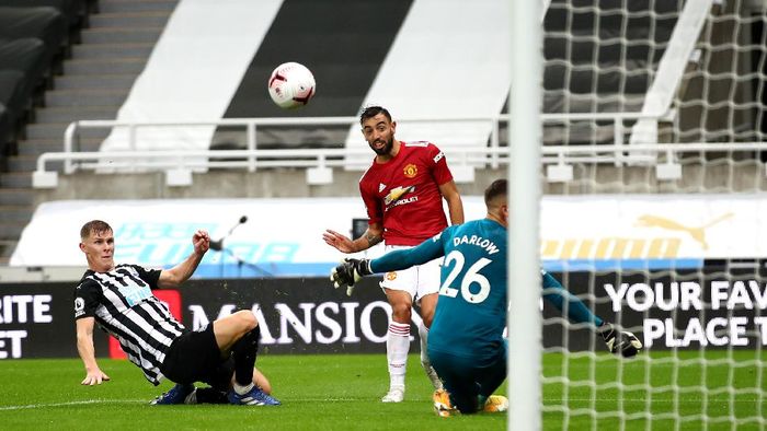 Manchester United, Bruno Fernandes NEWCASTLE UPON TYNE, ENGLAND - OCTOBER 17: Bruno Fernandes of Manchester United scores his teams second goal during the Premier League match between Newcastle United and Manchester United at St. James Park on October 17, 2020 in Newcastle upon Tyne, England. Sporting stadiums around the UK remain under strict restrictions due to the Coronavirus Pandemic as Government social distancing laws prohibit fans inside venues resulting in games being played behind closed doors. (Photo by Alex Pantling/Getty Images)