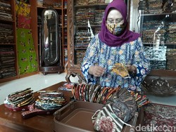 Cara Esti Bertahan dari Pandemi: Nekat Potongi Batik Tulis Jadi Masker