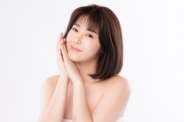 Adanya kandungan vitamin E dan A di dalam bunga mawar mampu mengeksfoliasi kulit sehingga menyingkirkan sel-sel kulit mati penyebab kekusaman.