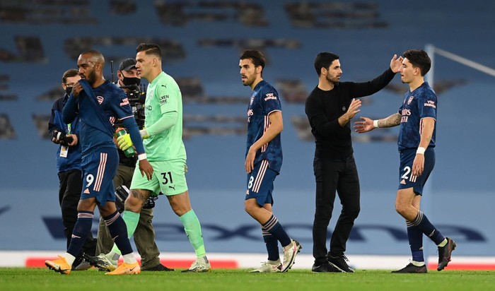 MANCHESTER, ENGLAND - OCTOBER 17: Mikel Arteta, Manager of Arsenal embraces Hector Bellerin of Arsenal at full-time after the Premier League match between Manchester City and Arsenal at Etihad Stadium on October 17, 2020 in Manchester, England. Sporting stadiums around the UK remain under strict restrictions due to the Coronavirus Pandemic as Government social distancing laws prohibit fans inside venues resulting in games being played behind closed doors. (Photo by Michael Regan/Getty Images)