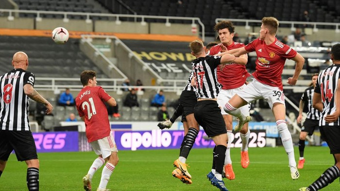 NEWCASTLE UPON TYNE, ENGLAND - OCTOBER 17: Harry Maguire of Manchester United scores his teams first goal during the Premier League match between Newcastle United and Manchester United at St. James Park on October 17, 2020 in Newcastle upon Tyne, England. Sporting stadiums around the UK remain under strict restrictions due to the Coronavirus Pandemic as Government social distancing laws prohibit fans inside venues resulting in games being played behind closed doors. (Photo by Stu Forster/Getty Images)