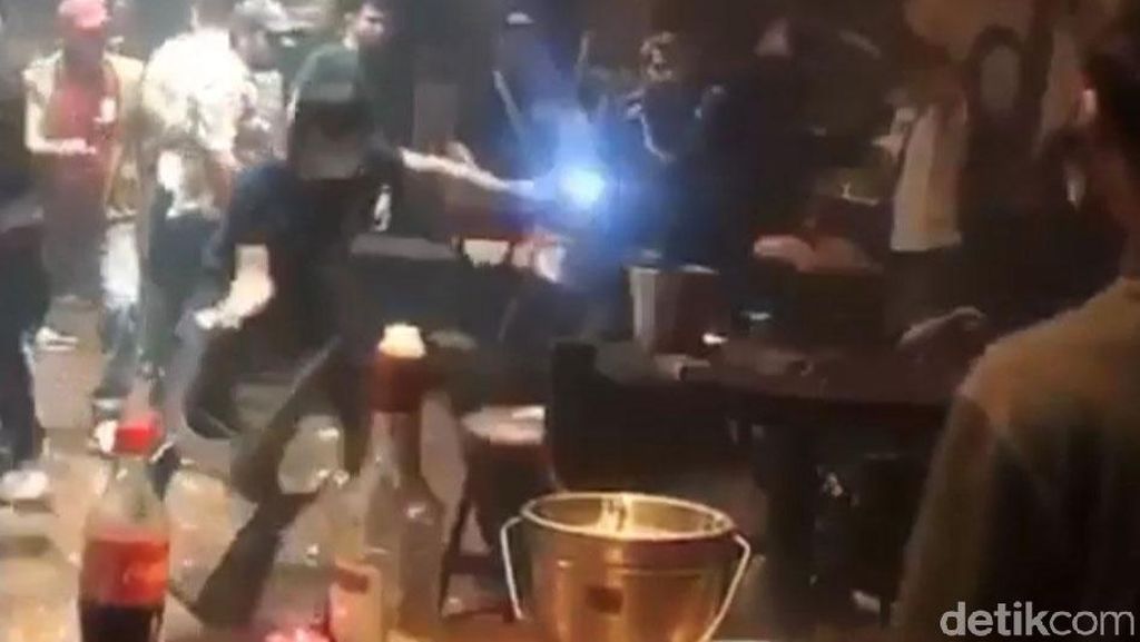 Momen Pengunjung Baku Hantam di Klub Malam Palembang Momen Pengunjung Baku Hantam di Klub Malam Palembang