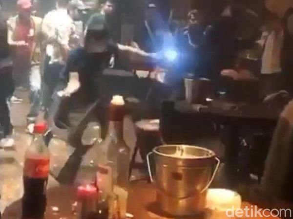 Momen Pengunjung Baku Hantam di Klub Malam Palembang