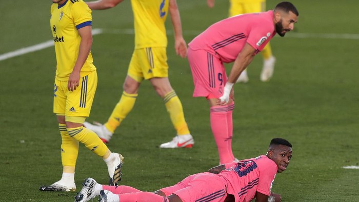 MADRID, SPAIN - OCTOBER 17: Vinicius Junior of Real Madrid reacts after a missed chance during the La Liga Santader match between Real Madrid and Cadiz CF at Estadio Santiago Bernabeu on October 17, 2020 in Madrid, Spain. (Photo by Gonzalo Arroyo Moreno/Getty Images)