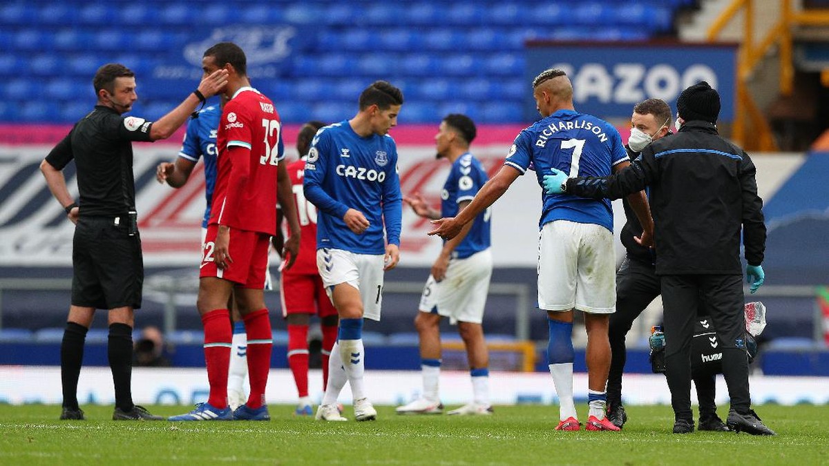 Richarlison (7) dikartu merah usai melanggar keras Thiago Alcantara di laga Everton vs Liverpool. (Foto: Peter Byrne - Pool/Getty Images)