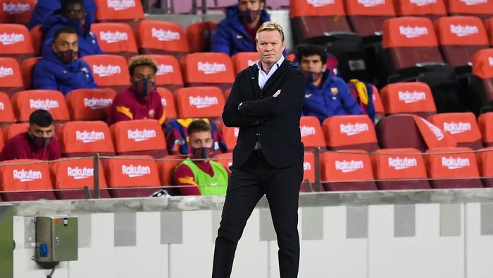 BARCELONA, SPAIN - OCTOBER 04: Head coach Ronald Koeman of FC Barcelona looks on during the La Liga Santander match between FC Barcelona and Sevilla FC at Camp Nou on October 04, 2020 in Barcelona, Spain. Football Stadiums around Europe remain empty due to the Coronavirus Pandemic as Government social distancing laws prohibit fans inside venues resulting in fixtures being played behind closed doors. (Photo by David Ramos/Getty Images)