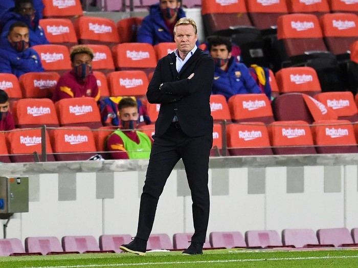 BARCELONA, SPAIN - OCTOBER 04: Head coach Ronald Koeman of FC Barcelona looks on during the La Liga Santander match between FC Barcelona and Sevilla FC at Camp Nou on October 04, 2020 in Barcelona, Spain. Football Stadiums around Europe remain empty due to the Coronavirus Pandemic as Government social distancing laws prohibit fans inside venues resulting in fixtures being played behind closed doors. (Photo by David Ramos/Getty Images)