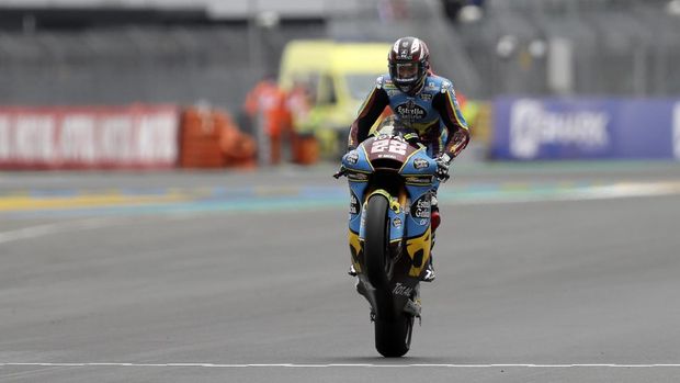 Britain's rider Sam Lowes of the EG 0,0 Marc VDS celebrates his victory in the Moto 2 race of the French Motorcycle Grand Prix at the Le Mans racetrack, in Le Mans, France, Sunday, Oct. 11, 2020. (AP Photo/David Vincent)