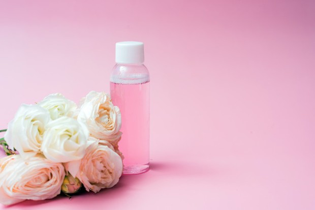 Bunga mawar sendiri mampu memberi efek menyegarkan pada kulit sekaligus membersihkan wajah.