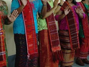 Mengenal Jenis-jenis, Makna dan Simbol Ulos dalam Adat Batak Mengenal Jenis-jenis, Makna dan Simbol Ulos dalam Adat Batak