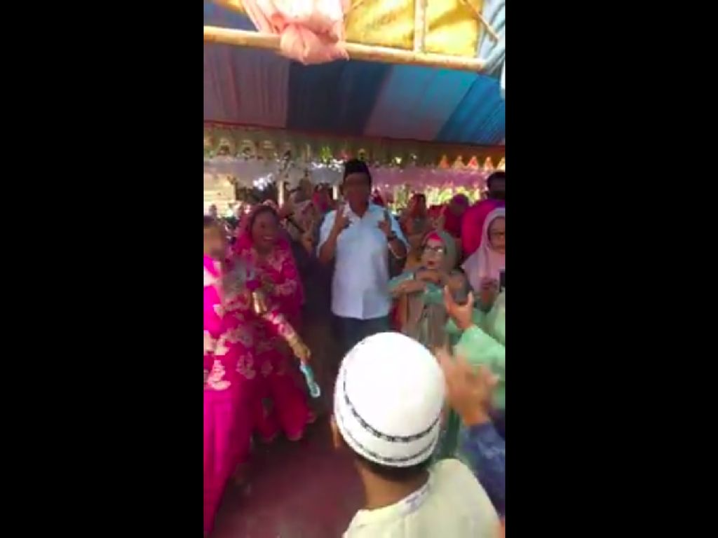 Cabup Barru Suardi Saleh Joget Tak Pakai Masker dan Berkerumun Cabup Barru Suardi Saleh Joget Tak Pakai Masker dan Berkerumun